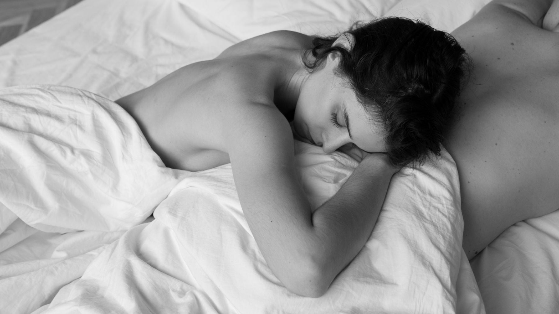 Expertos en sueño coinciden para tener un sueño reparador: dormir desnudo y usar un colchón de muelles