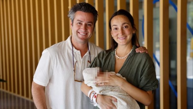 Lucía Pombo y Álvaro López Huerta con su hija Lola Belén. (Foto: Europa Press)