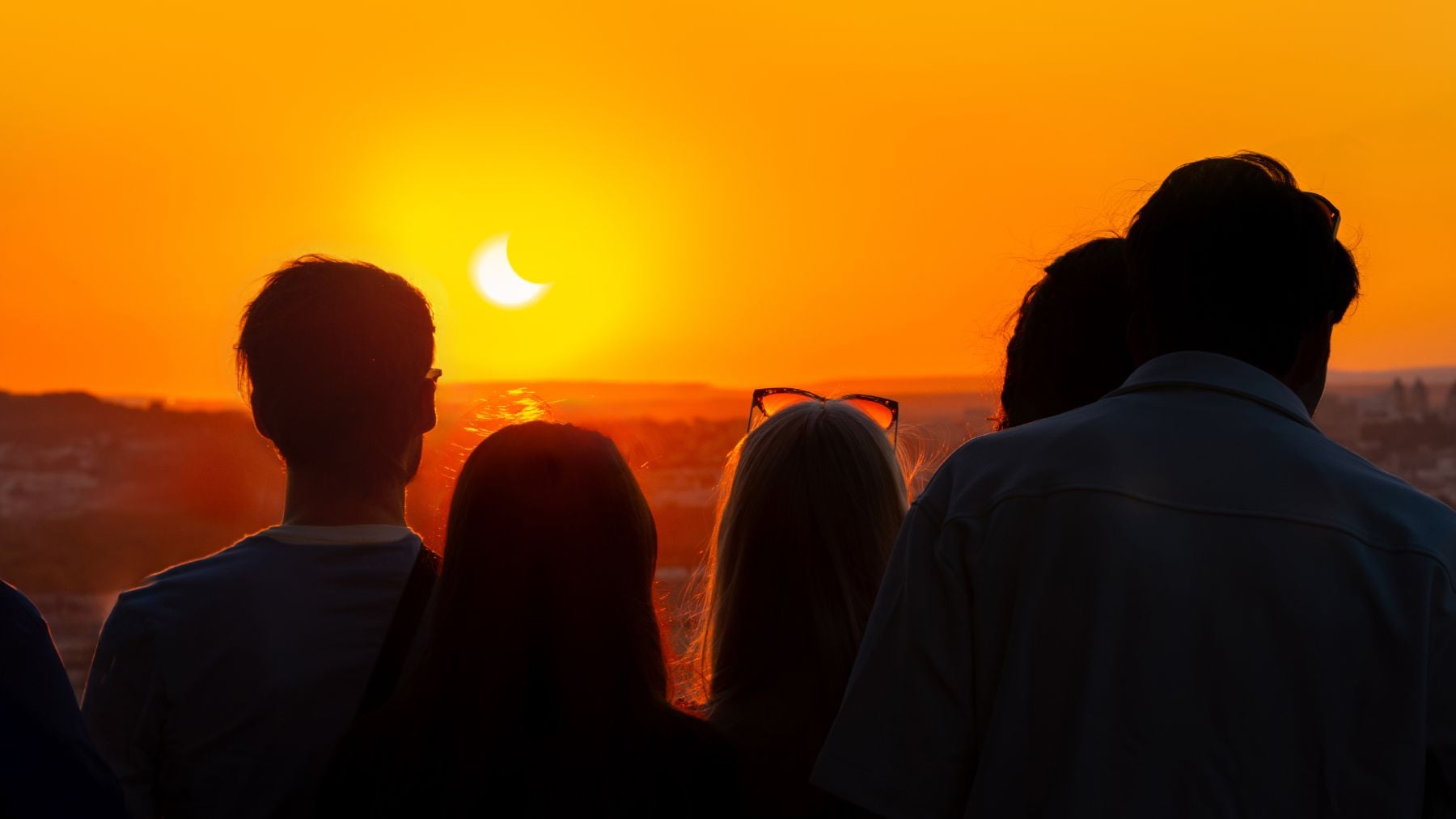 No es una broma: las zonas de España donde el eclipse será parcial obligan a extremar la protección de la retina