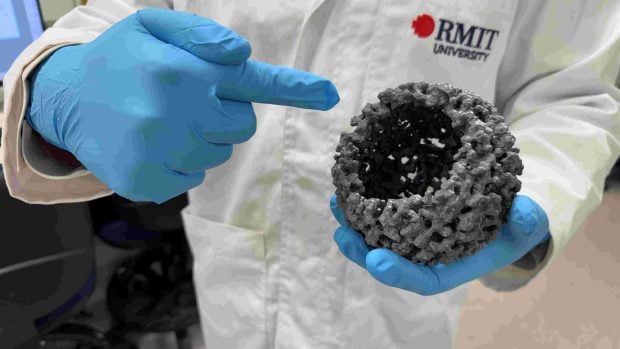 Primer plano de un modelo del material de bajo costo desarrollado por los investigadores, que multiplic&oacute; por m&aacute;s de 80 la producci&oacute;n de hidr&oacute;geno verde en pruebas de laboratorio. Foto: Will Wright, Universidad RMIT.