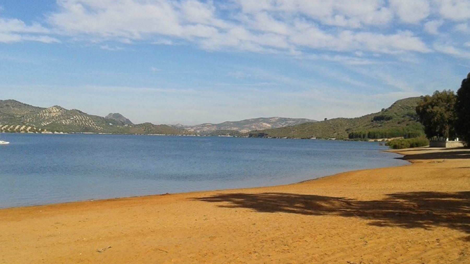 Parece la orilla del mar, pero es una de las mejores piscinas naturales de Andalucía: una playa fluvial de arenas doradas y aguas cristalinas