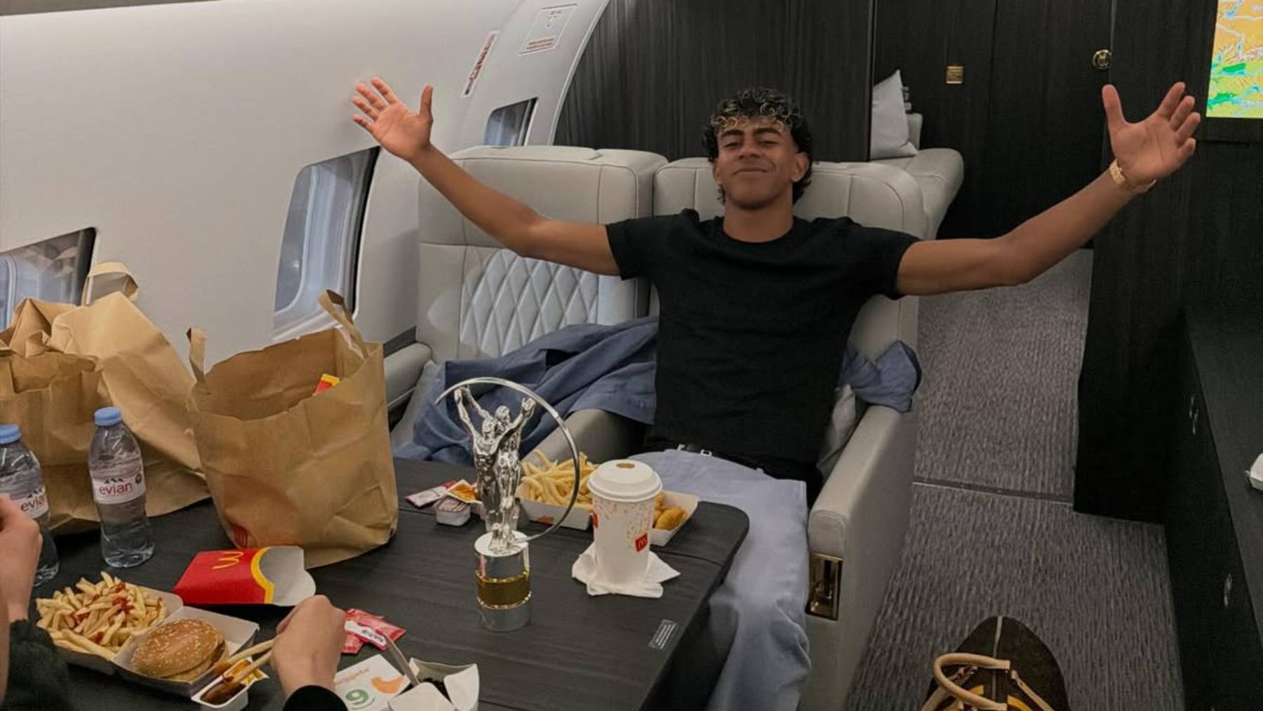 Lamine Yamal en un avión privado. (Foto: @lamineyamal)