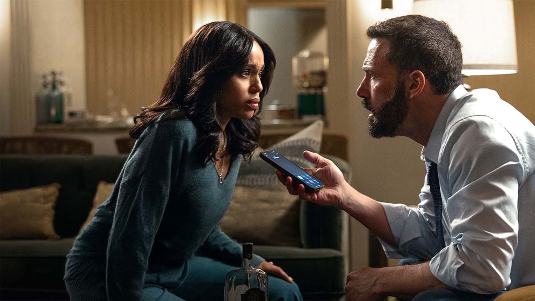 Kerry Washington y Ben Affleck en ‘Animales’. (Netflix)