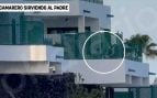 El padre de Sánchez, a cuerpo de rey con un camarero uniformado a su servicio en La Mareta