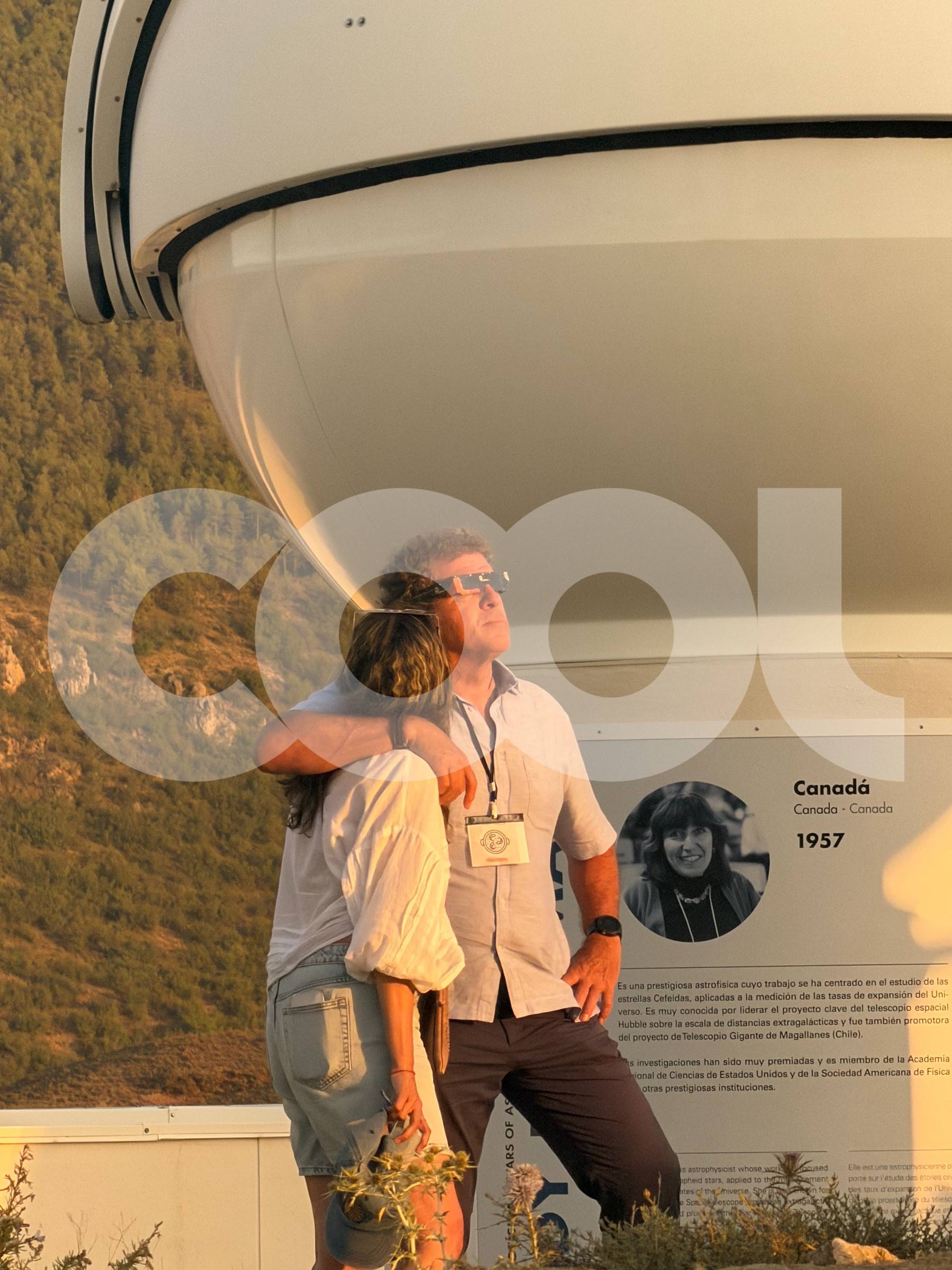 Mario Picazo y su mujer durante el eclipse en Teruel. (Foto: COOL)