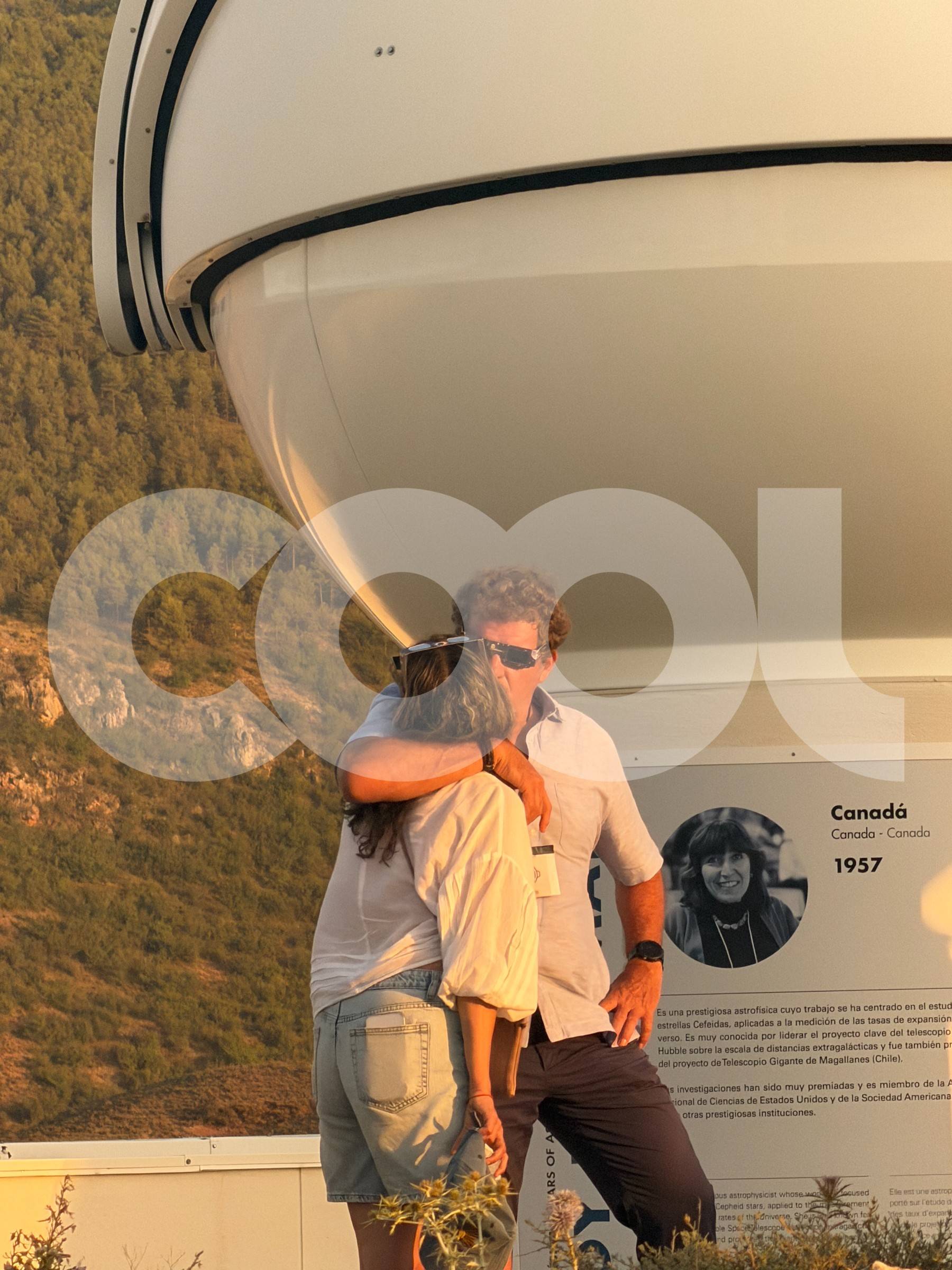 Mario Picazo y su mujer durante el eclipse en Teruel. (Foto: COOL)