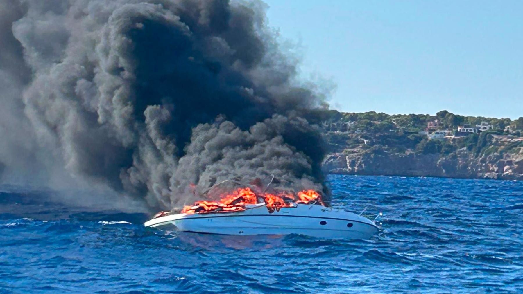 Drama en Mallorca horas antes del eclipse: rescatan a una familia de alemanes tras incendiarse su barco en medio del mar