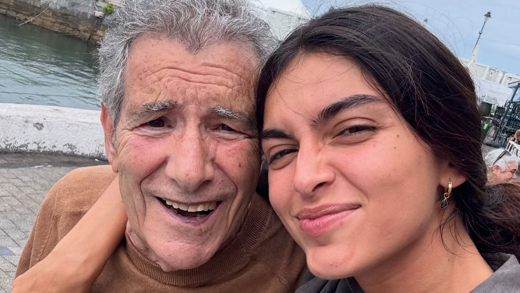 Lucía Rivera y su abuelo. (Foto: Redes Sociales)