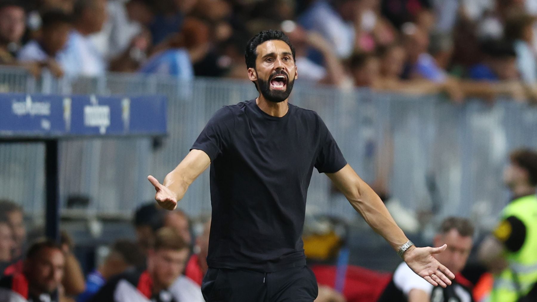 Lío en La Rosaleda: Ortiz Arias expulsa a Arbeloa y el Fulham se niega a tirar los penaltis contra el Málaga