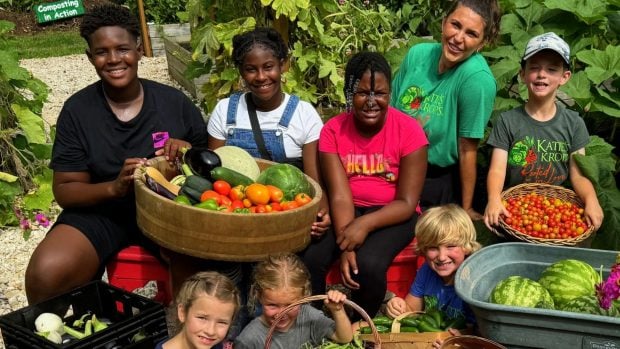 Katie Stagliano con ni&ntilde;os voluntarios en uno de sus huertos solidarios