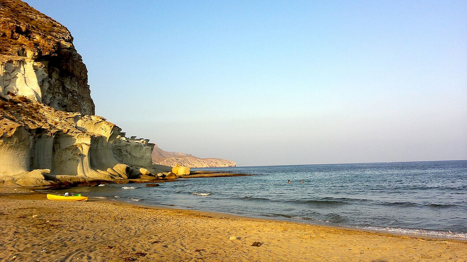 La playa desconocida del sur de España con agua cristalina que parece una piscina natural a la que sólo se puede llegar andando o por mar