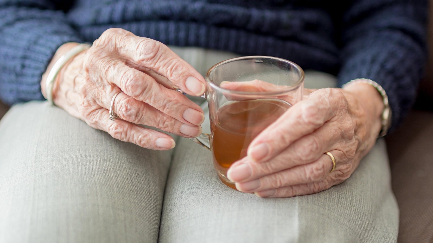 Los expertos están de acuerdo y advierten a la población mayor de 60 años: En verano hay que hidratarse mucho, pero no sólo con agua