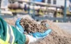 Obrero con material de construcción en la mano. Foto: Freepik / Wirestock
