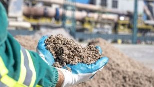 Obrero con material de construcción en la mano. Foto: Freepik / Wirestock