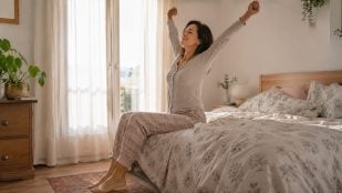 Mujer, despertar, cama, comportamiento, psicología