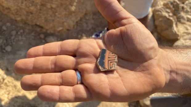 Uno de los fragmentos cerámicos recuperados este verano, procedentes de los diversos períodos de ocupación documentados en el yacimiento. Fuente: Universidad Rovira i Virgili.