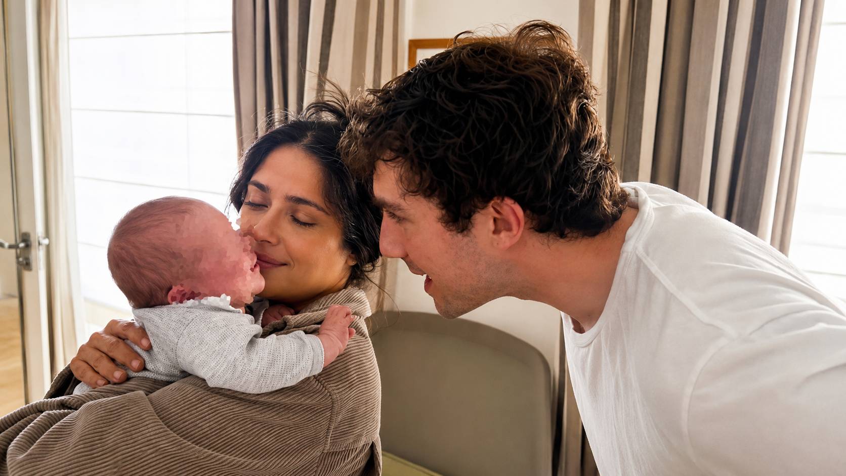 Salma Hayek junto a su hijo François Pinault Jr. y su nieto. (Foto: @laracosima_pinault)