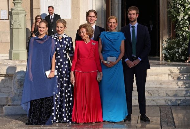 Irene Urdanagarin, la Infanta Elena de Borbón. la Reina Sofía de Grecia, la Infanta Cristina de Borbón, Miguel Urdangarin y Juan Urdangarin en una boda. (Foto: Europa Press)