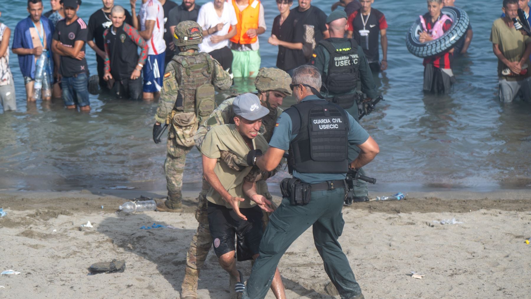 La Guardia Civil advierte a los inmigrantes ante el temor a un nuevo asalto a Ceuta: Si cruzas, te devolverán