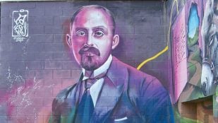 Detalle del mural de Lalo Luque (Lalone) de mayo de 2021 en la fachada principal del instituto de educación secundaria Juan Ramón Jiménez, en el número 17 de la calle Fernández Fermina, Málaga, España. Foto: Daniel Capilla, CC BY-SA 4.0, vía Wikimedia Commons