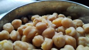 personas longevas cenan esta comida