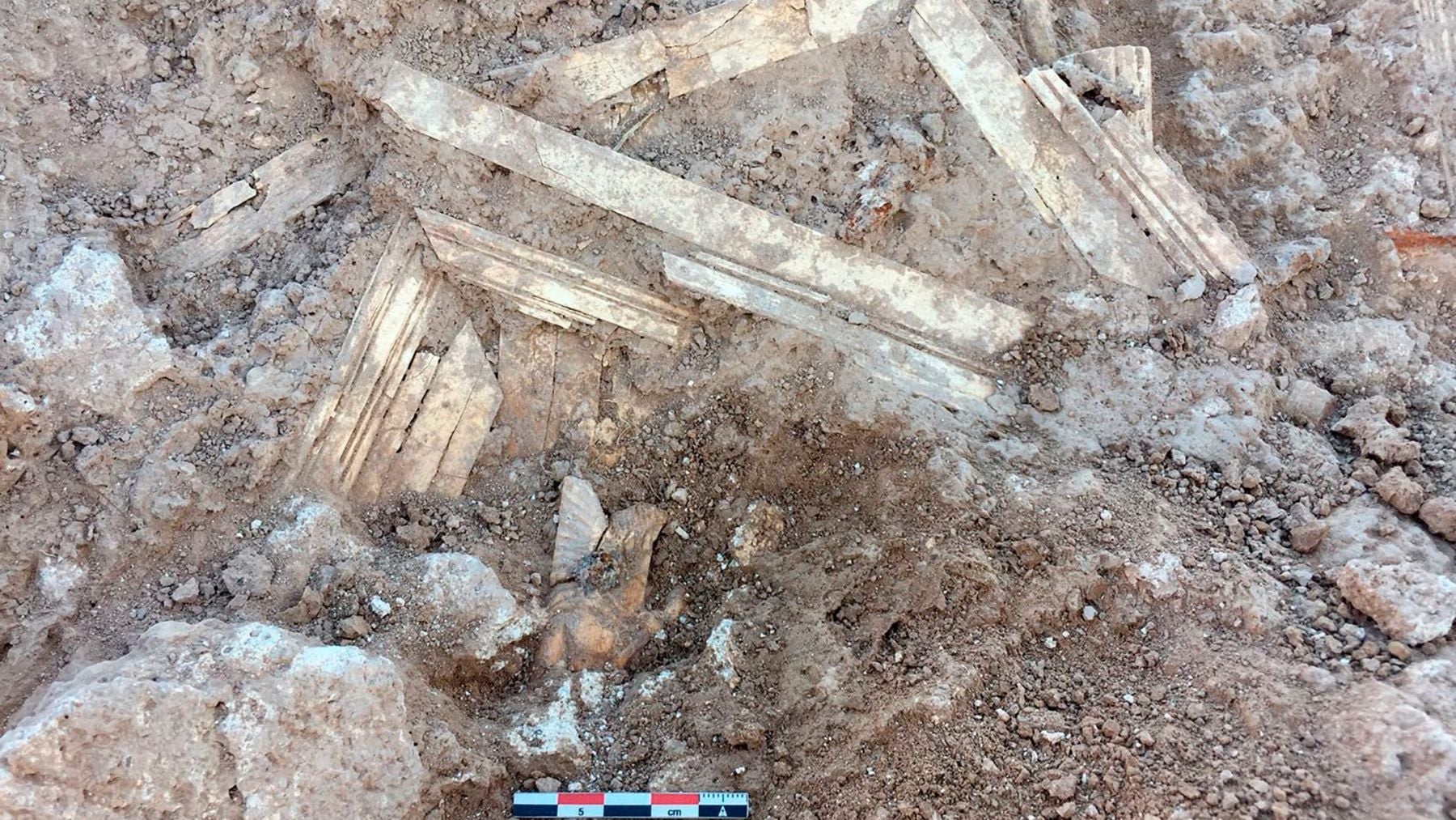 No se conoce nada igual en todo el Imperio romano: científicos andaluces restauran un mueble de hueso tallado encontrado en un yacimiento jiennense de hace 1700 años