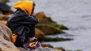 personas que ensayan conversaciones