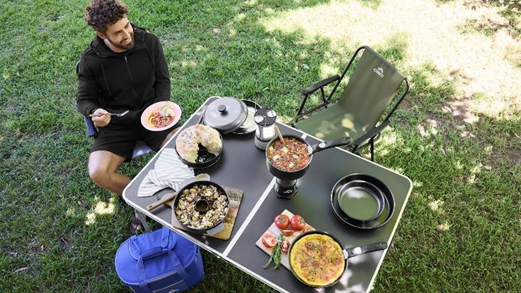 Mesa de camping con el hornillo Crivit. (Foto: Lidl.es)