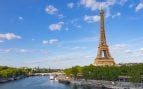La Torre Eiffel y el río Sena en París.