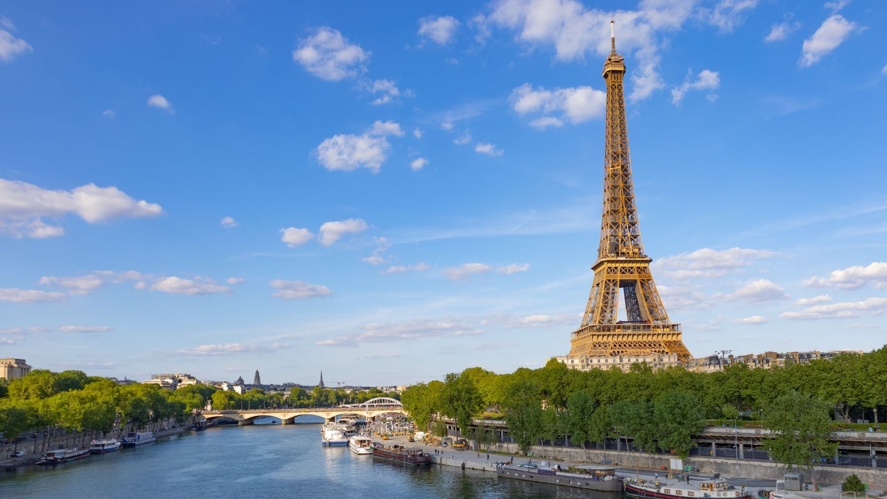 La Torre Eiffel y el río Sena en París.