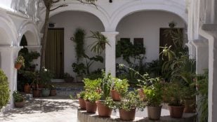 Truco andaluz contra el calor, arquitectura bioclimática contra el calor, ventajas patio andaluz en verano.