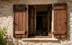 Postigos de madera, casas, calor