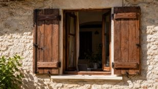 Postigos de madera, casas, calor