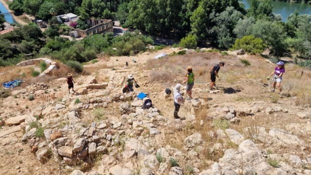 La muralla y la torre del yacimiento de l'Assut de Tivenys, donde los trabajos buscan precisar su cronología y aclarar la función de diversas estructuras situadas fuera del sistema defensivo. Fuente: Universidad Rovira i Virgili.