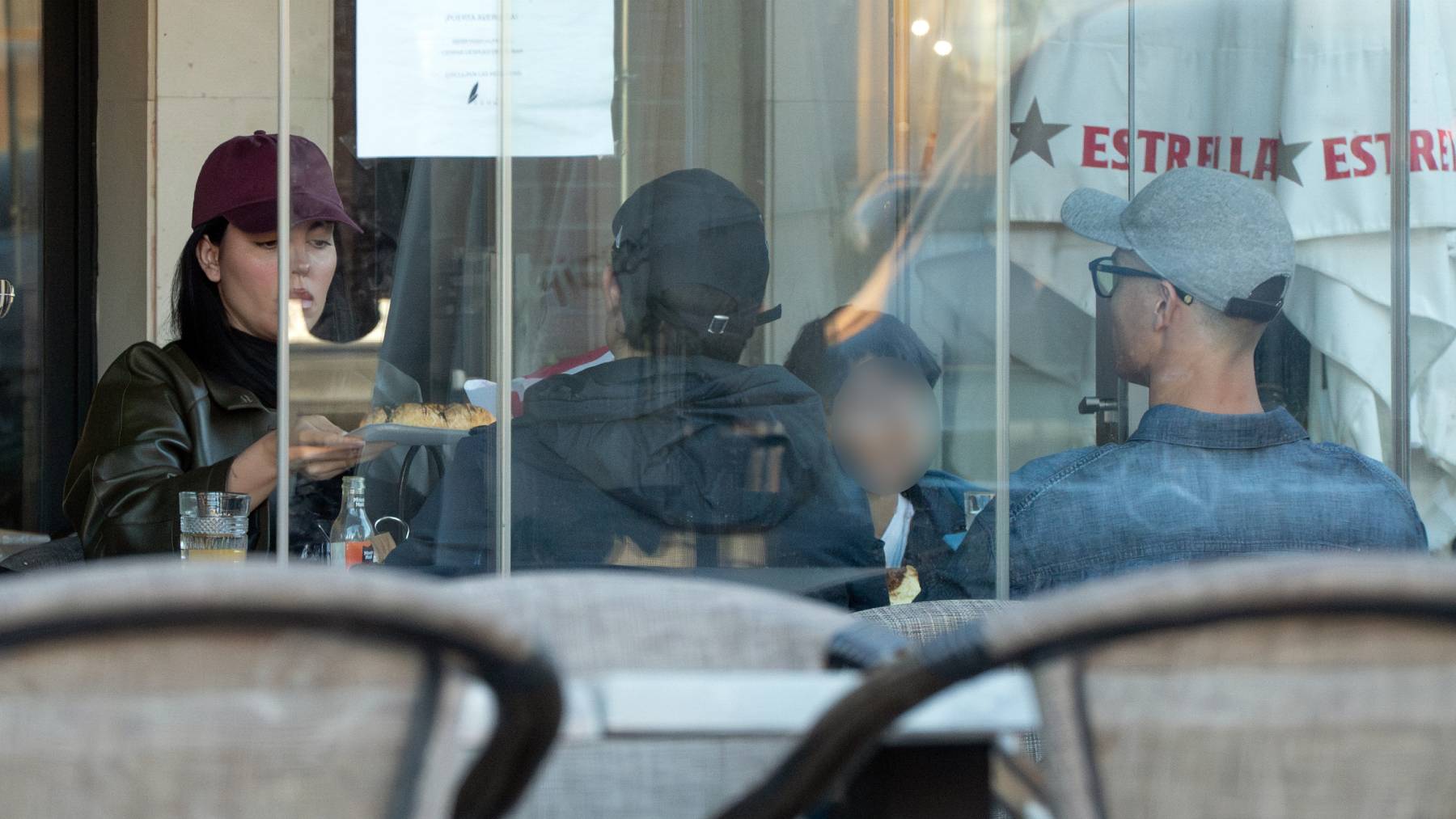 Georgina Rodríguez y Cristiano en una terraza. (Foto: Europa Press)