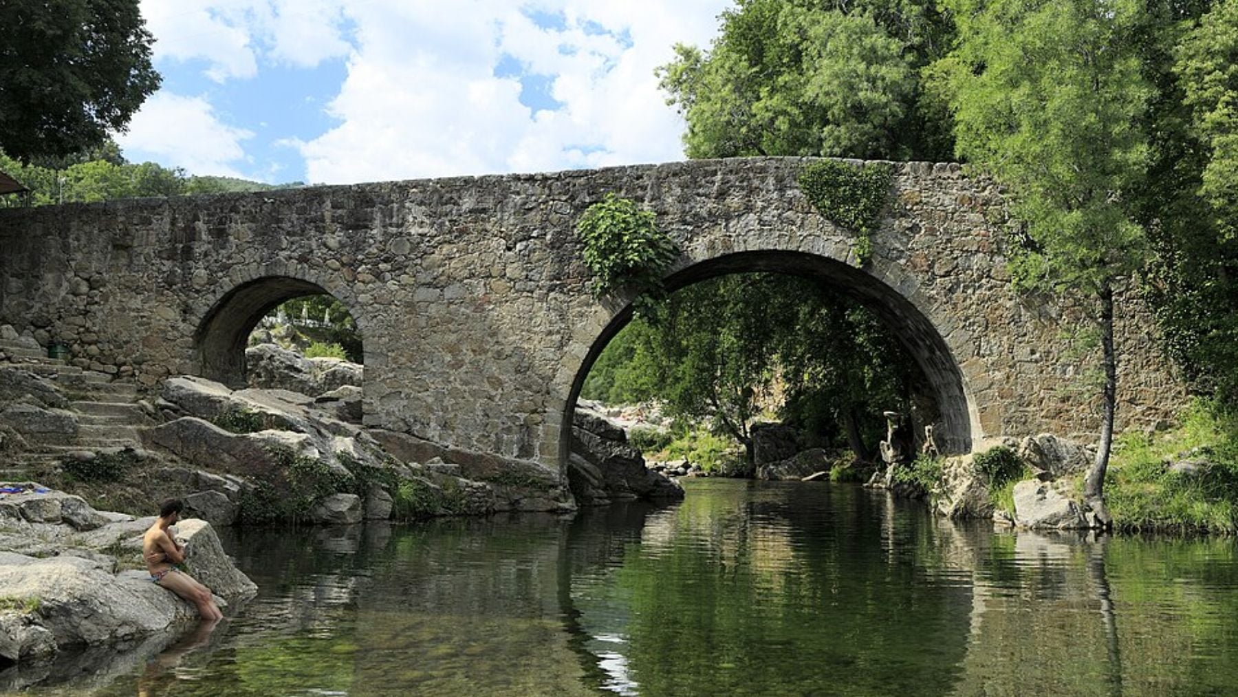 La mejor piscina natural de Extremadura no es donde va todo el mundo: está a 200 km de Madrid y cuenta con rutas senderistas y un puente romano