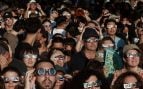 Personas viendo el eclipse con gafas
