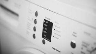 Truco para ahorrar dinero con la lavadora, gastar menos agua en la lavadora, truco para ahorrar electricidad en la lavadora, hacer la colada de manera eficiente.