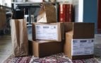 personas guardan cajas bolsas