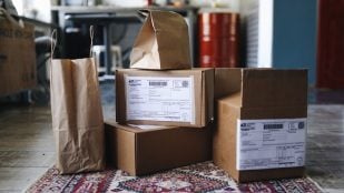 personas guardan cajas bolsas