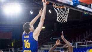 Fotografía de Paul Gasol en un partido de baloncesto, obtenida de su página web oficial.