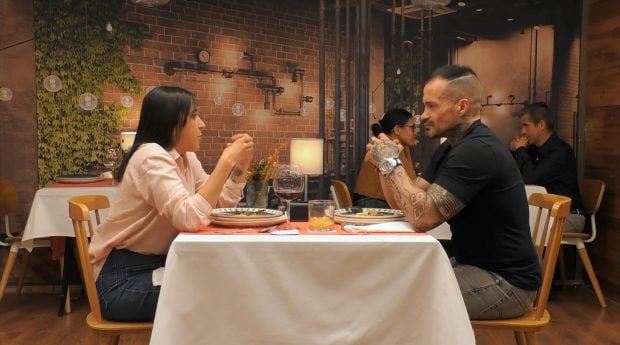 Vicky y Sergio en First Dates. (Mediaset)