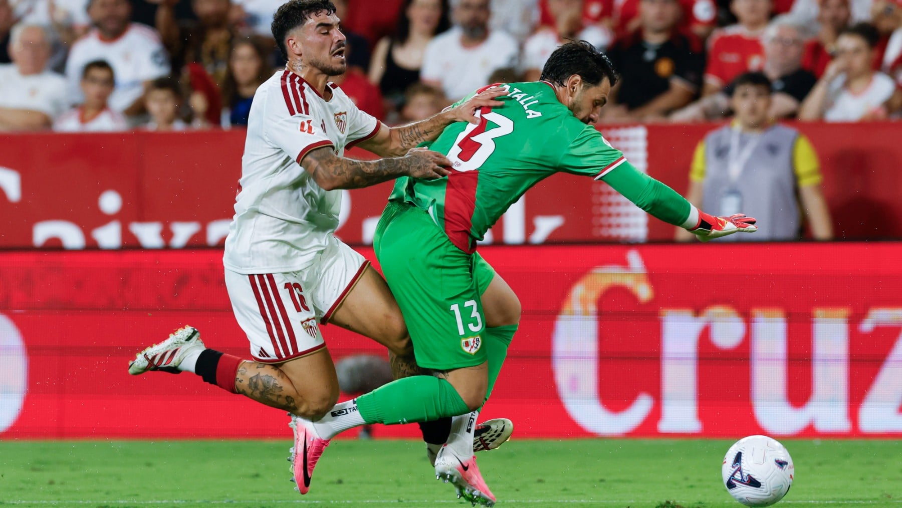 Grotesco inicio de Liga: el balón tecnológico que Tebas instauró se rompe en el segundo partido