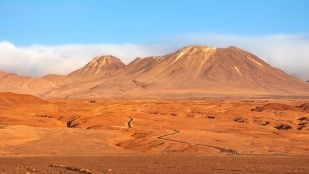 Hallan en mitad del desierto de Atacama una montaña de 60.000 toneladas de ropa procedente de Europa que se puede ver desde el espacio