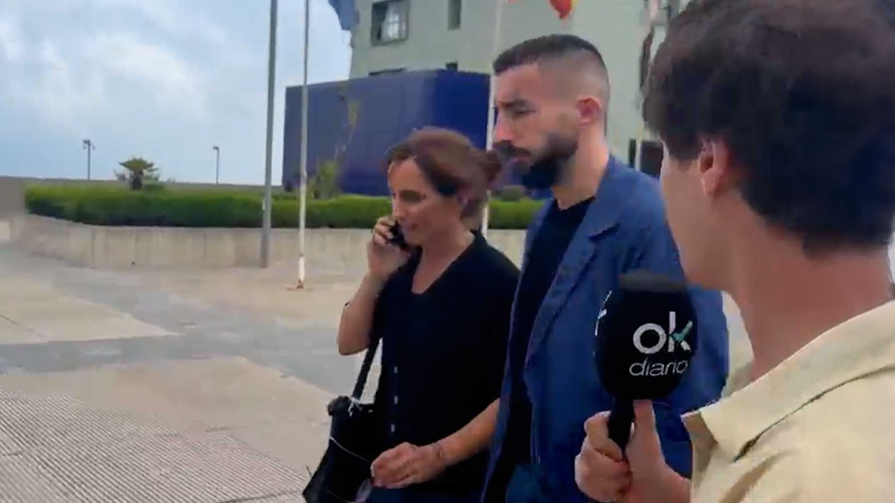 Mónica García se niega a responder a OKDIARIO por qué ha tardado 17 días en ir a Ceuta mientras se sube al coche oficial