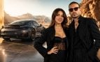 Violeta Mangriñán y Fabio Colloricchio con un Porsche de fondo. (Foto: Europa Press/IA)
