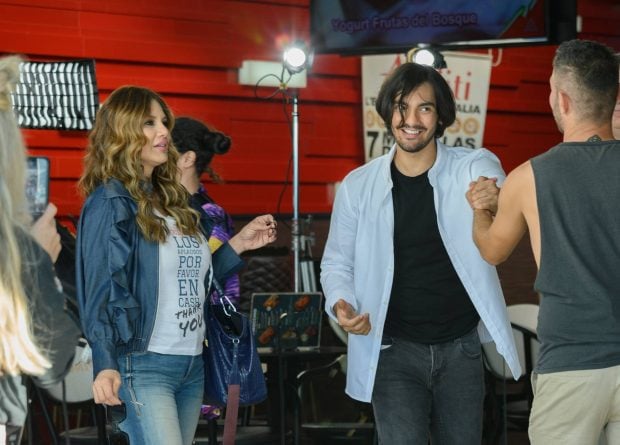 Ivonne Reyes y su hijo Alejandro en el rodaje de 'Amarillo'. (Foto: Europa Press)