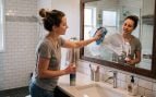 Los expertos en limpieza coinciden: limpiar el espejo del baño con espuma de afeitar ayuda a que deje de empañarse tanto