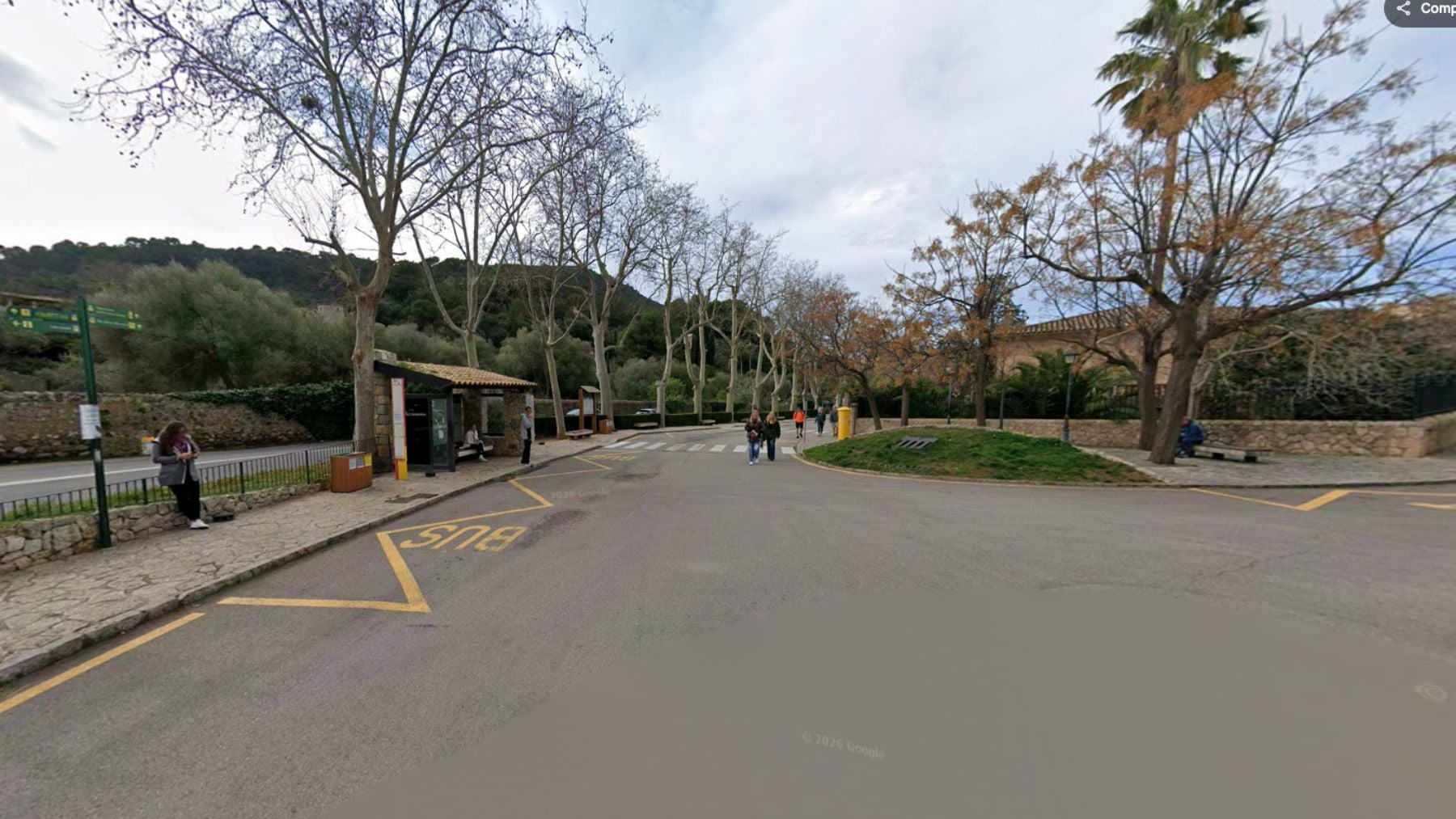 Muere un turista sirio de 36 años al caerle encima una farola derribada por un autobús en Mallorca
