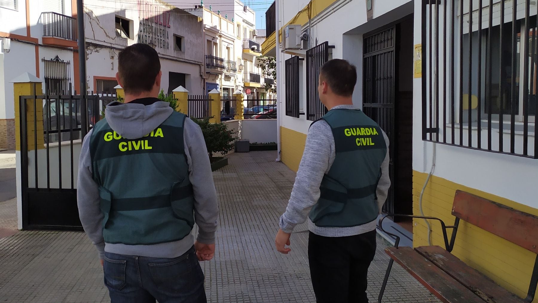 Dos agentes en el cuartel de la Guardia Civil de Isla Cristina. (Ep)